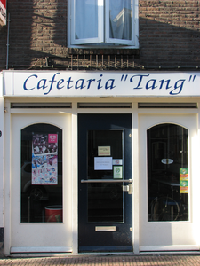 820892 Gezicht op de winkelpui van Cafetaria Tang (Twijnstraat 19) te Utrecht.